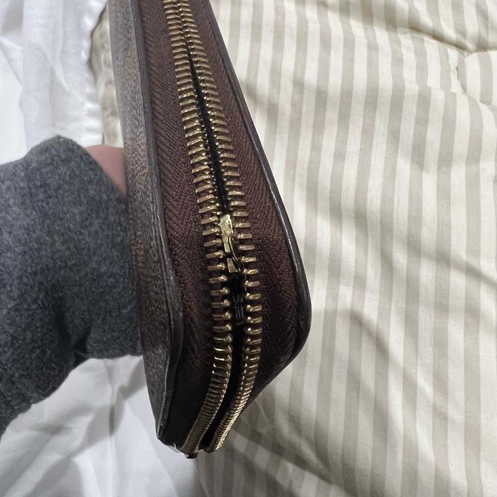 Louis Vuitton Zippy Wallet - Picture 2 of 9